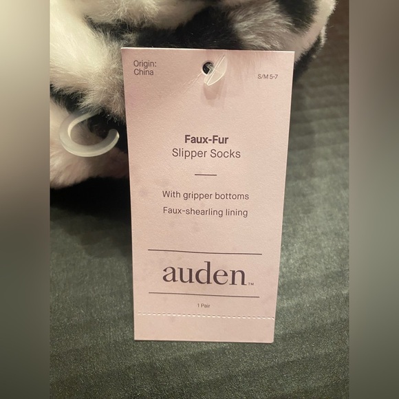 NWT Woman’s Animal Print Faux-Fur Slipper Socks with Grippers Size S/M 5-7 - Picture 2 of 3